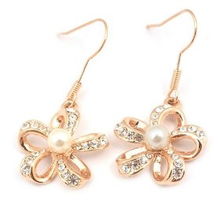 伊泰蓮娜紅蘋(píng)果合金耳墜 迷情花中的珠寶魅力